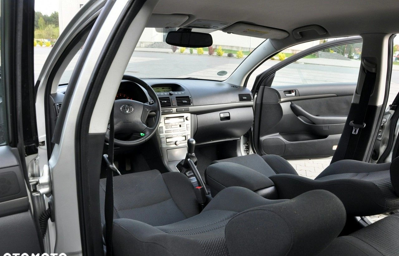 Toyota Avensis cena 17900 przebieg: 211258, rok produkcji 2005 z Dzierzgoń małe 742